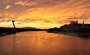 FOTO: Bratislavskú oblohu zaplavilo červené more. Ľudia zdieľajú fotky a sú nadšení z krásneho úkazu na oblohe.