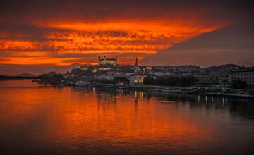 FOTO: Bratislavskú oblohu zaplavilo červené more. Ľudia zdieľajú fotky a sú nadšení z krásneho úkazu na oblohe.