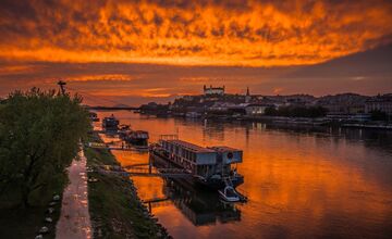 FOTO: Bratislavskú oblohu zaplavilo červené more. Ľudia zdieľajú fotky a sú nadšení z krásneho úkazu na oblohe.