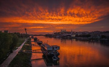FOTO: Bratislavskú oblohu zaplavilo červené more. Ľudia zdieľajú fotky a sú nadšení z krásneho úkazu na oblohe.