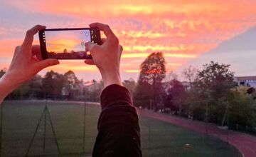 FOTO: Bratislavskú oblohu zaplavilo červené more. Ľudia zdieľajú fotky a sú nadšení z krásneho úkazu na oblohe.