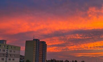 FOTO: Bratislavskú oblohu zaplavilo červené more. Ľudia zdieľajú fotky a sú nadšení z krásneho úkazu na oblohe.