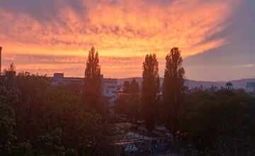 FOTO: Bratislavskú oblohu zaplavilo červené more. Ľudia zdieľajú fotky a sú nadšení z krásneho úkazu na oblohe.