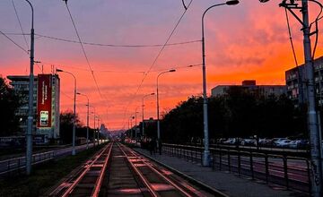 FOTO: Bratislavskú oblohu zaplavilo červené more. Ľudia zdieľajú fotky a sú nadšení z krásneho úkazu na oblohe.