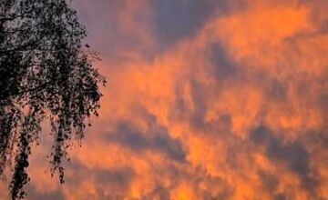 FOTO: Bratislavskú oblohu zaplavilo červené more. Ľudia zdieľajú fotky a sú nadšení z krásneho úkazu na oblohe.