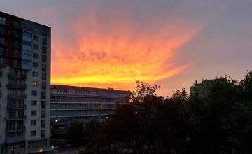 FOTO: Bratislavskú oblohu zaplavilo červené more. Ľudia zdieľajú fotky a sú nadšení z krásneho úkazu na oblohe.