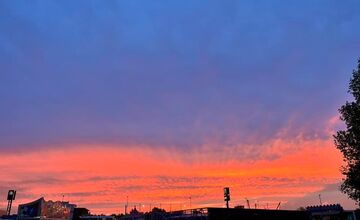 FOTO: Bratislavskú oblohu zaplavilo červené more. Ľudia zdieľajú fotky a sú nadšení z krásneho úkazu na oblohe.