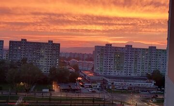 FOTO: Bratislavskú oblohu zaplavilo červené more. Ľudia zdieľajú fotky a sú nadšení z krásneho úkazu na oblohe.