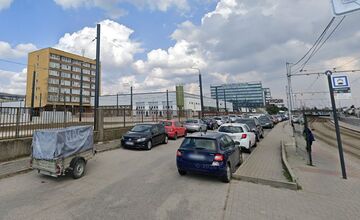 FOTO: Zanedbané parkovisko v Krasňanoch sa mení na moderný priestor. Revitalizácia pred depom finišuje