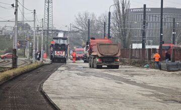 FOTO: Zanedbané parkovisko v Krasňanoch sa mení na moderný priestor. Revitalizácia pred depom finišuje