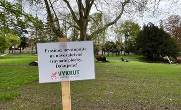 FOTO: Park vStupave len otvorili a už ho devastujú, ozval sa župan Droba