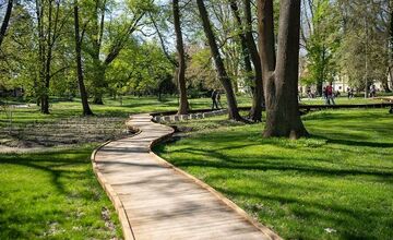 FOTO: Park vStupave len otvorili a už ho devastujú, ozval sa župan Droba