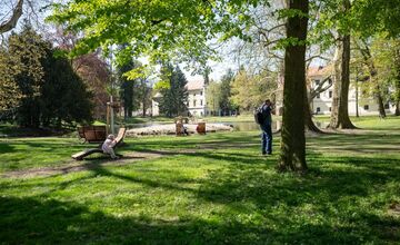 FOTO: Park vStupave len otvorili a už ho devastujú, ozval sa župan Droba