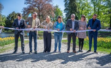 FOTO: Park vStupave len otvorili a už ho devastujú, ozval sa župan Droba