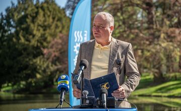 FOTO: Park vStupave len otvorili a už ho devastujú, ozval sa župan Droba