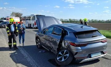 FOTO: Hrozivá nehoda autobusu a troch áut v Dunajskej Lužnej 
