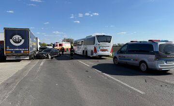 FOTO: Hrozivá nehoda autobusu a troch áut v Dunajskej Lužnej 