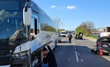 FOTO: Hrozivá nehoda autobusu a troch áut v Dunajskej Lužnej 