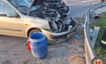 FOTO: SUV zdemolovalo v Lamači starší Renault, ktorý nemal šancu. Zranilo sa aj malé dieťa