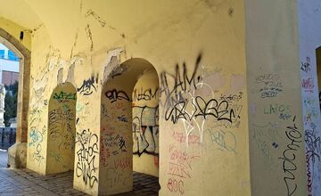 V Bratislave sa cez víkend slávnostne otvorili brány. Pri pohľade na tú Michalskú však ľuďom ostali len oči pre plač