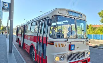 FOTO: Nostalgia v uliciach Bratislavy. Historické električky a autobusy opäť jazdili mestom