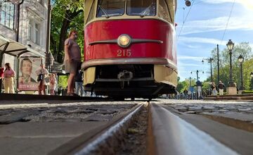 FOTO: Nostalgia v uliciach Bratislavy. Historické električky a autobusy opäť jazdili mestom