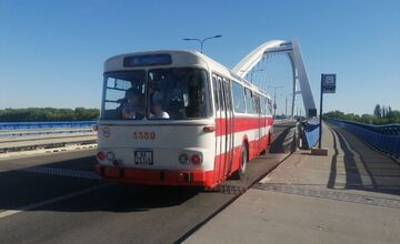 FOTO: Nostalgia v uliciach Bratislavy. Historické električky a autobusy opäť jazdili mestom