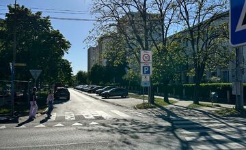 FOTO: Cesta pred úradom v Senci sa zatváram, autá ´dostali stopku