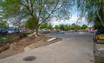 FOTO: Cesta pred úradom v Senci sa zatváram, autá ´dostali stopku