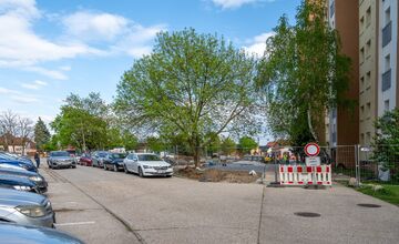 FOTO: Cesta pred úradom v Senci sa zatváram, autá ´dostali stopku