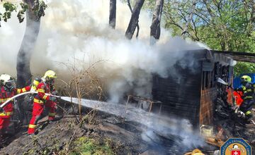 FOTO: Z Petržalky sa valí kúdoľ dymu nad celú Bratislavu, neďaleko Prístavného mosta vypukol mohutný požiar