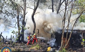 FOTO: Z Petržalky sa valí kúdoľ dymu nad celú Bratislavu, neďaleko Prístavného mosta vypukol mohutný požiar
