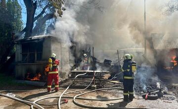 FOTO: V bratislavskom Ružinove zasahovali hasiči, dôvodom bol mohutný požiar