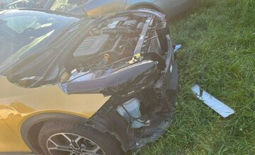 FOTO: Auto rozobrali priamo na parkovisku v Petržalke