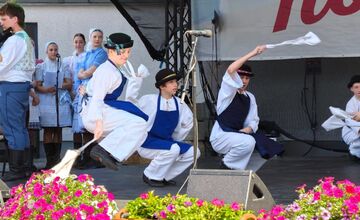 FOTO: Račianske hody skončili krvavo. Záchranári museli ošetrovať dievča, ktoré údajne čelilo útoku kladivom