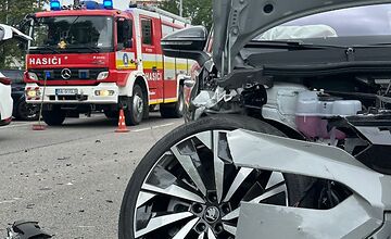 FOTO: Dopravná nehoda osobného auta a elektromobilu na Prístavnej v Bratislave 