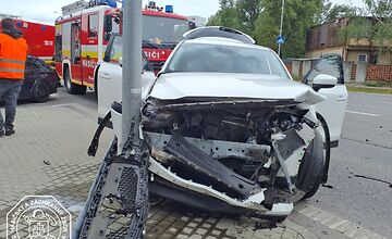 FOTO: Dopravná nehoda osobného auta a elektromobilu na Prístavnej v Bratislave 