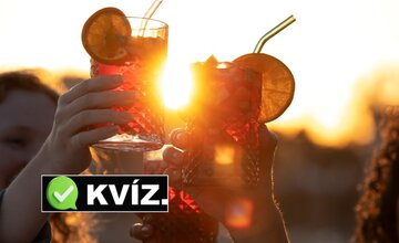 Letné drinky na slnečnej plážy. Vieš, čo máš v pohári?